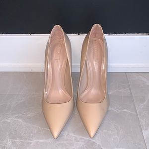 A beautiful pair of classic nude heels. Perfect for any occasion❣️